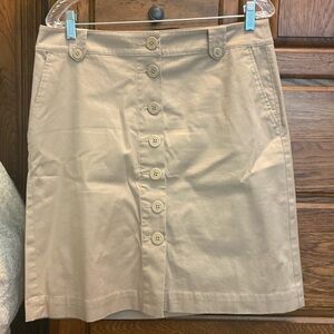 Size 10 Talbots button down khaki skirt with pockets.